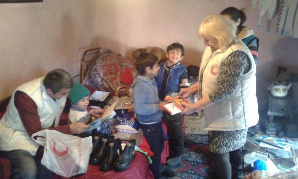 Sumqayıtda acınacaqlı vəziyyətdə yaşayan ailəyə yardım aksiyası davam edir - FOTOLAR Sumqayıtda acınacaqlı vəziyyətdə yaşayan ailəyə yardım aksiyası davam edir - FOTOLAR