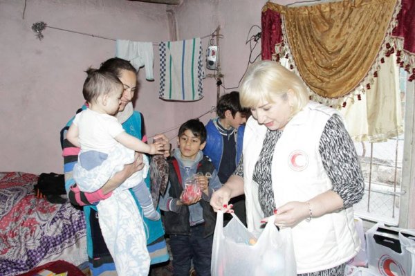 Sumqayıtda acınacaqlı vəziyyətdə yaşayan ailəyə yardım aksiyası davam edir - FOTOLAR Sumqayıtda acınacaqlı vəziyyətdə yaşayan ailəyə yardım aksiyası davam edir - FOTOLAR