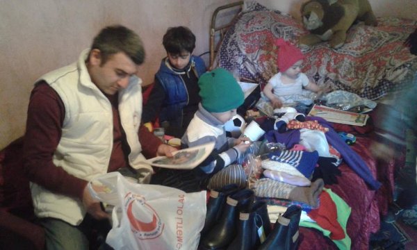 Sumqayıtda acınacaqlı vəziyyətdə yaşayan ailəyə yardım aksiyası davam edir - FOTOLAR Sumqayıtda acınacaqlı vəziyyətdə yaşayan ailəyə yardım aksiyası davam edir - FOTOLAR