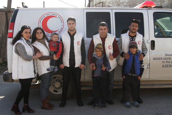Sumqayıtda acınacaqlı vəziyyətdə yaşayan ailəyə yardım aksiyası davam edir - FOTOLAR Sumqayıtda acınacaqlı vəziyyətdə yaşayan ailəyə yardım aksiyası davam edir - FOTOLAR