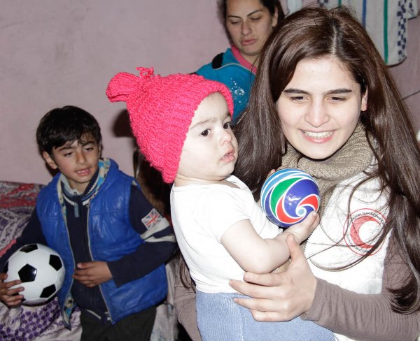 Sumqayıtda acınacaqlı vəziyyətdə yaşayan ailəyə yardım aksiyası davam edir - FOTOLAR Sumqayıtda acınacaqlı vəziyyətdə yaşayan ailəyə yardım aksiyası davam edir - FOTOLAR