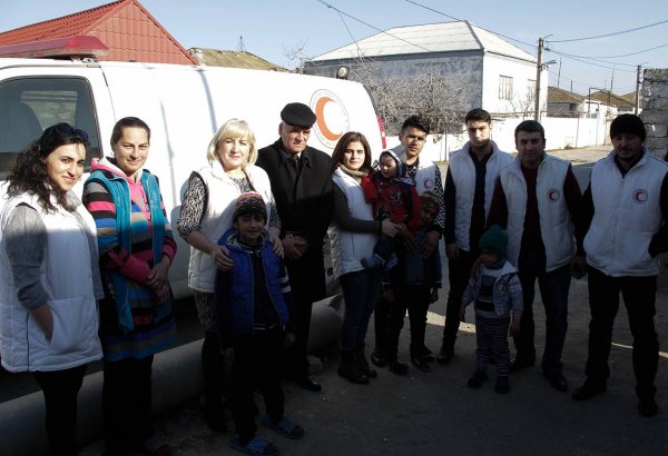 Sumqayıtda acınacaqlı vəziyyətdə yaşayan ailəyə yardım aksiyası davam edir - FOTOLAR Sumqayıtda acınacaqlı vəziyyətdə yaşayan ailəyə yardım aksiyası davam edir - FOTOLAR