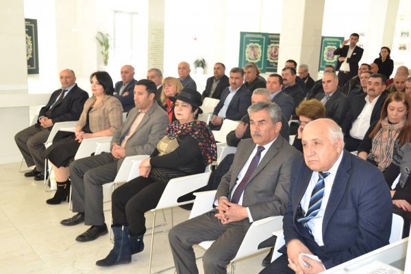 Sumqayıtda şair və tərcüməçi Xaqani Qayıblı ilə oxucuların görüşü keçirilib - Fotolar Sumqayıtda şair və tərcüməçi Xaqani Qayıblı ilə oxucuların görüşü keçirilib - Fotolar