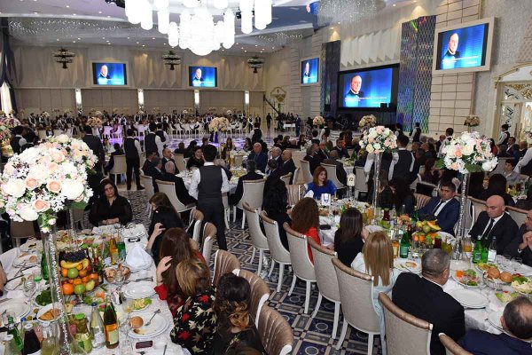 Zakir Fərəcov Sumqayıt qadınlarını təbrik etdi – FOTOLAR Zakir Fərəcov Sumqayıt qadınlarını təbrik etdi – FOTOLAR