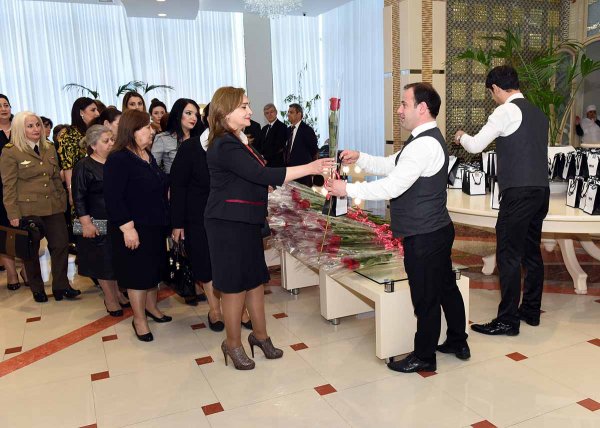Zakir Fərəcov Sumqayıt qadınlarını təbrik etdi – FOTOLAR Zakir Fərəcov Sumqayıt qadınlarını təbrik etdi – FOTOLAR