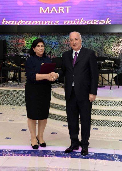 Zakir Fərəcov Sumqayıt qadınlarını təbrik etdi – FOTOLAR Zakir Fərəcov Sumqayıt qadınlarını təbrik etdi – FOTOLAR