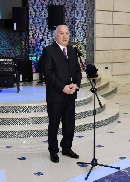 Zakir Fərəcov Sumqayıt qadınlarını təbrik etdi – FOTOLAR Zakir Fərəcov Sumqayıt qadınlarını təbrik etdi – FOTOLAR