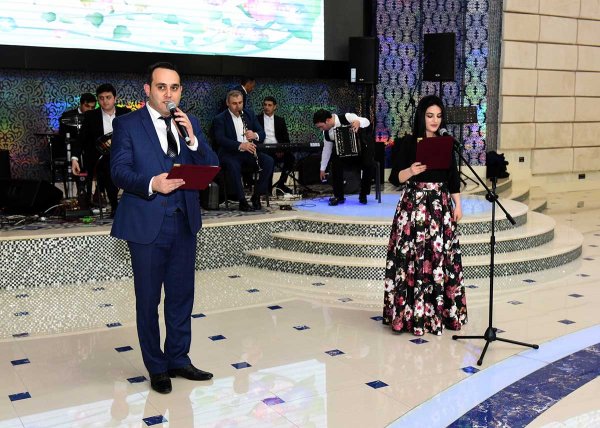Zakir Fərəcov Sumqayıt qadınlarını təbrik etdi – FOTOLAR Zakir Fərəcov Sumqayıt qadınlarını təbrik etdi – FOTOLAR
