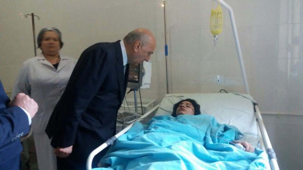 Sumqayıtın icra başçısı qəzada yaralanan tələbələrə baş çəkdi - Fotolar