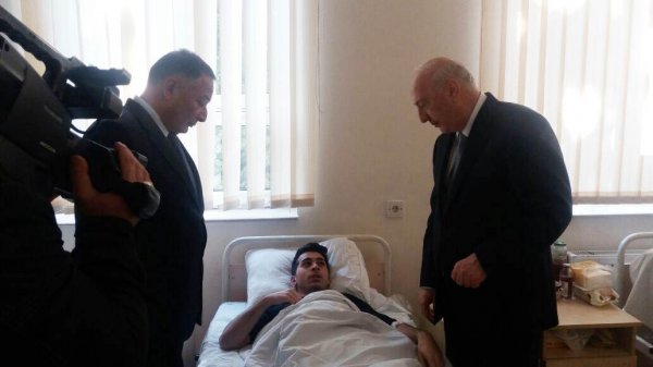 Sumqayıtın icra başçısı qəzada yaralanan tələbələrə baş çəkdi - Fotolar