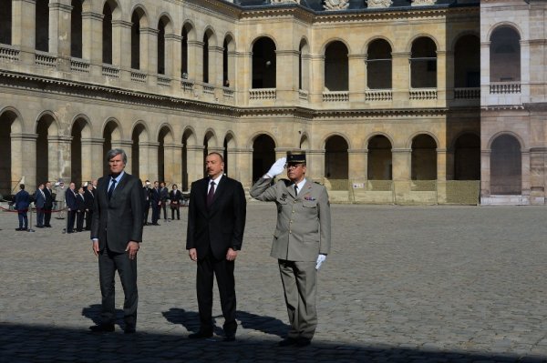 Prezident Parisdə belə qarşılandı - Foto Prezident Parisdə belə qarşılandı - Foto