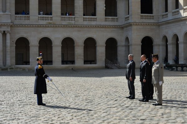 Prezident Parisdə belə qarşılandı - Foto Prezident Parisdə belə qarşılandı - Foto