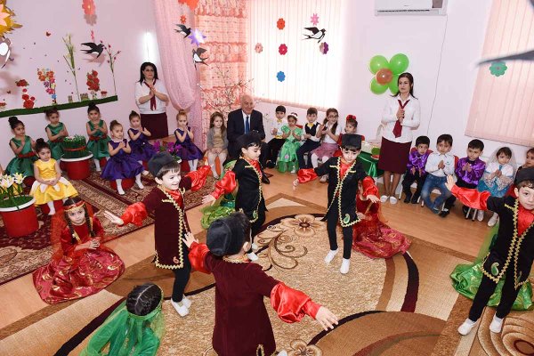 Sumqayıt İcra başçısı uşaqların Novruz şənliyində – FOTOLAR Sumqayıt İcra başçısı uşaqların Novruz şənliyində – FOTOLAR