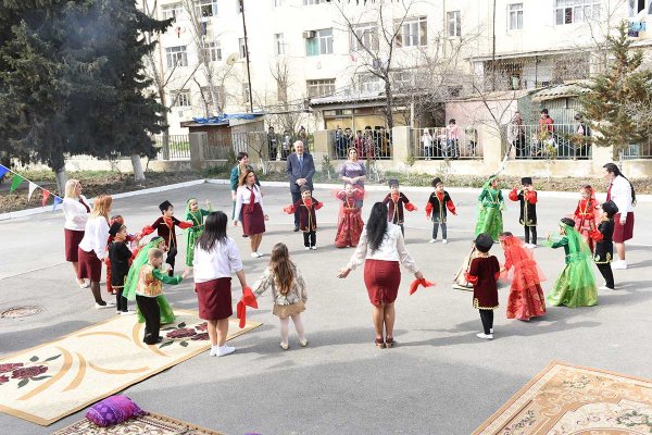 Sumqayıt İcra başçısı uşaqların Novruz şənliyində – FOTOLAR Sumqayıt İcra başçısı uşaqların Novruz şənliyində – FOTOLAR
