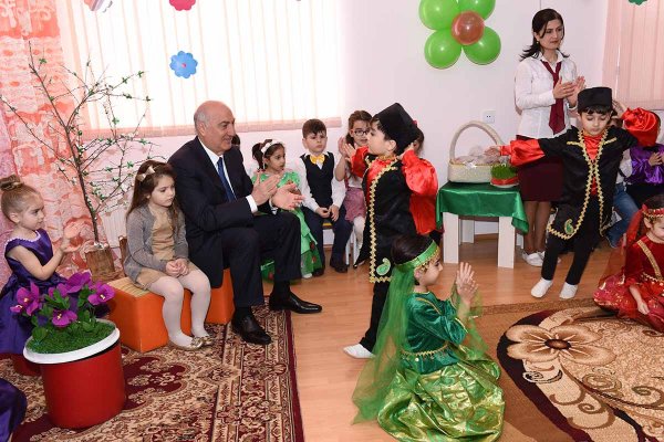 Sumqayıt İcra başçısı uşaqların Novruz şənliyində – FOTOLAR Sumqayıt İcra başçısı uşaqların Novruz şənliyində – FOTOLAR