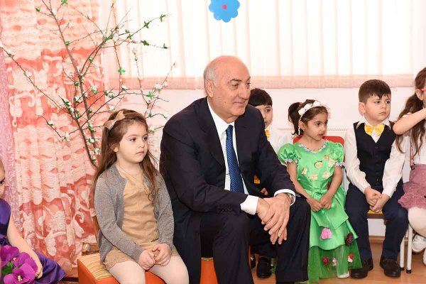 Sumqayıt İcra başçısı uşaqların Novruz şənliyində – FOTOLAR Sumqayıt İcra başçısı uşaqların Novruz şənliyində – FOTOLAR