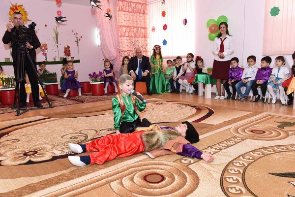 Sumqayıt İcra başçısı uşaqların Novruz şənliyində – FOTOLAR Sumqayıt İcra başçısı uşaqların Novruz şənliyində – FOTOLAR