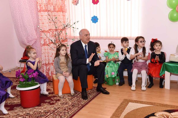 Sumqayıt İcra başçısı uşaqların Novruz şənliyində – FOTOLAR Sumqayıt İcra başçısı uşaqların Novruz şənliyində – FOTOLAR