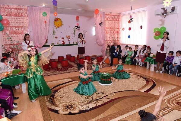 Sumqayıt İcra başçısı uşaqların Novruz şənliyində – FOTOLAR Sumqayıt İcra başçısı uşaqların Novruz şənliyində – FOTOLAR