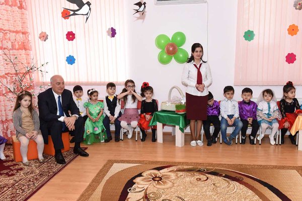 Sumqayıt İcra başçısı uşaqların Novruz şənliyində – FOTOLAR Sumqayıt İcra başçısı uşaqların Novruz şənliyində – FOTOLAR