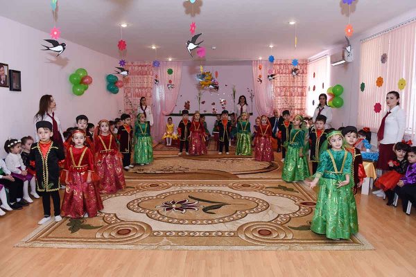 Sumqayıt İcra başçısı uşaqların Novruz şənliyində – FOTOLAR Sumqayıt İcra başçısı uşaqların Novruz şənliyində – FOTOLAR