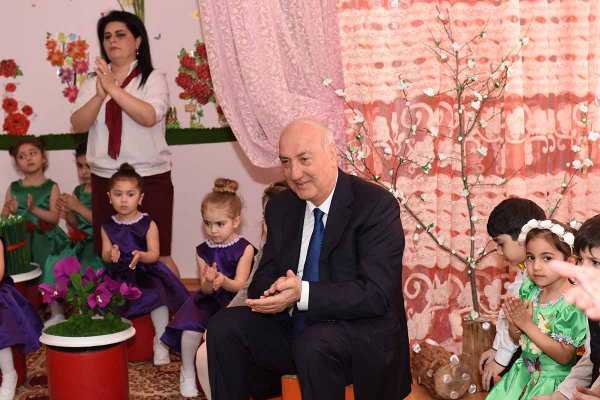 Sumqayıt İcra başçısı uşaqların Novruz şənliyində – FOTOLAR Sumqayıt İcra başçısı uşaqların Novruz şənliyində – FOTOLAR