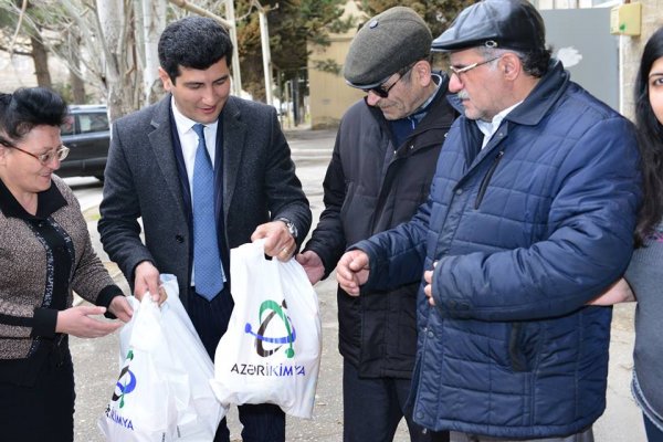 Sumqayıtda aztəminatlı ailələrə yardım edildi - FOTO Sumqayıtda aztəminatlı ailələrə yardım edildi - FOTO