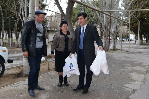 Sumqayıtda aztəminatlı ailələrə yardım edildi - FOTO Sumqayıtda aztəminatlı ailələrə yardım edildi - FOTO