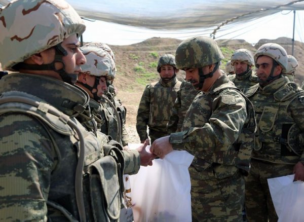 Müdafiə naziri ön xətdə müdafiənin təşkilini yoxlayıb Müdafiə naziri ön xətdə müdafiənin təşkilini yoxlayıb