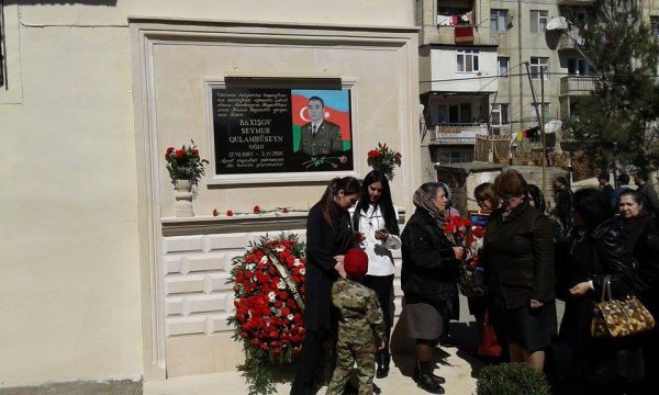 Sumqayıtda şəhid Seymur Baxışovun xatirə lövhəsinin açılışı olub - FOTOLAR