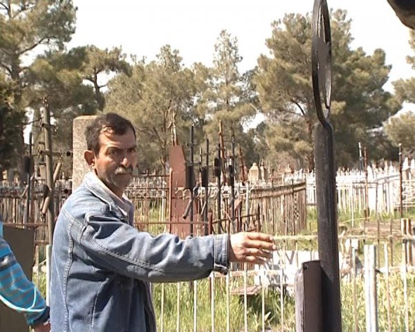 Bakıda qəbiristanlığı viran qoyan şəxs budur – FOTO Bakıda qəbiristanlığı viran qoyan şəxs budur – FOTO