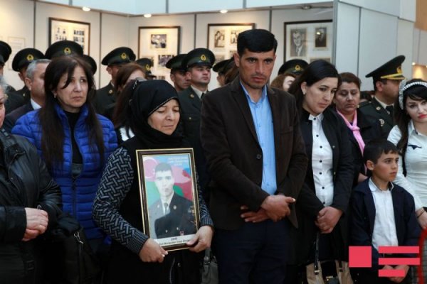 Aprel şəhidlərinin şəxsi əşyalarının sərgisi təşkil olunub
