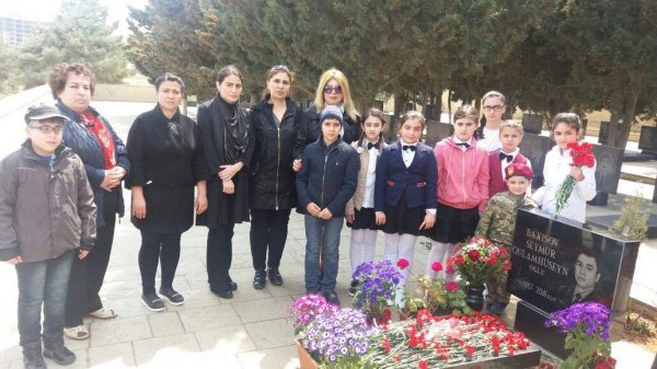 Sumqayıtlı şəhid Seymur Baxışov yad olunub – Doğmaları ilə görüşüb, şəhidin məzarını ziyarət ediblər (FOTOLAR) Sumqayıtlı şəhid Seymur Baxışov yad olunub – Doğmaları ilə görüşüb, şəhidin məzarını ziyarət ediblər (FOTOLAR)