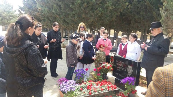Sumqayıtlı şəhid Seymur Baxışov yad olunub – Doğmaları ilə görüşüb, şəhidin məzarını ziyarət ediblər (FOTOLAR) Sumqayıtlı şəhid Seymur Baxışov yad olunub – Doğmaları ilə görüşüb, şəhidin məzarını ziyarət ediblər (FOTOLAR)