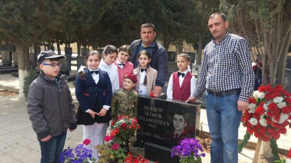 Sumqayıtlı şəhid Seymur Baxışov yad olunub – Doğmaları ilə görüşüb, şəhidin məzarını ziyarət ediblər (FOTOLAR) Sumqayıtlı şəhid Seymur Baxışov yad olunub – Doğmaları ilə görüşüb, şəhidin məzarını ziyarət ediblər (FOTOLAR)