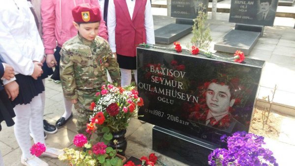 Sumqayıtlı şəhid Seymur Baxışov yad olunub – Doğmaları ilə görüşüb, şəhidin məzarını ziyarət ediblər (FOTOLAR) Sumqayıtlı şəhid Seymur Baxışov yad olunub – Doğmaları ilə görüşüb, şəhidin məzarını ziyarət ediblər (FOTOLAR)