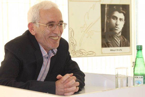 Sumqayıtda Rauf Qaraişığın “77 ŞEİR” kitabının təqdimatı olub Sumqayıtda Rauf Qaraişığın “77 ŞEİR” kitabının təqdimatı olub