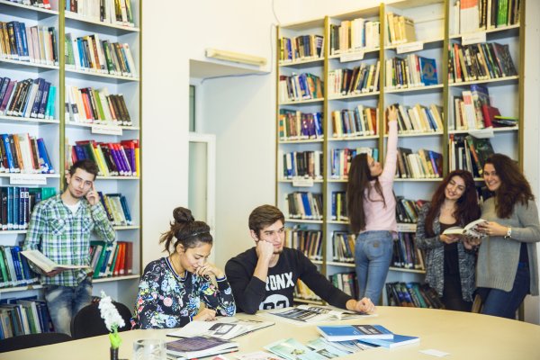 Qərb Universiteti kitabxanasını abituriyentlər üçün açıq elan edib