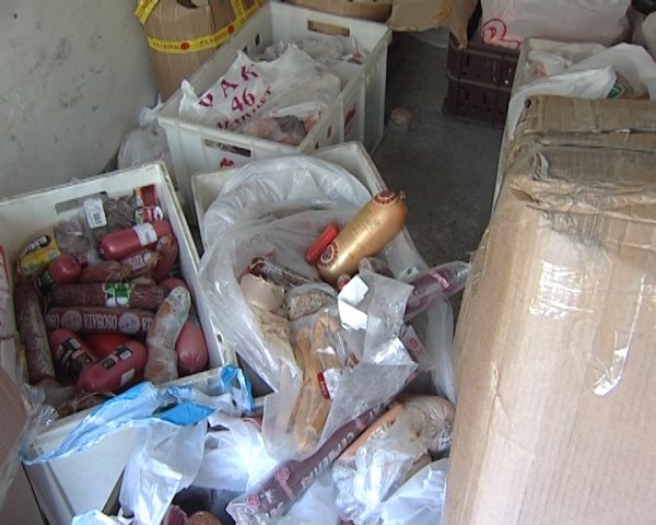 Bakıda yararlılıq müddəti bitmiş kolbasa və sosiska satan şəxslər saxlanılıb Bakıda yararlılıq müddəti bitmiş kolbasa və sosiska satan şəxslər saxlanılıb