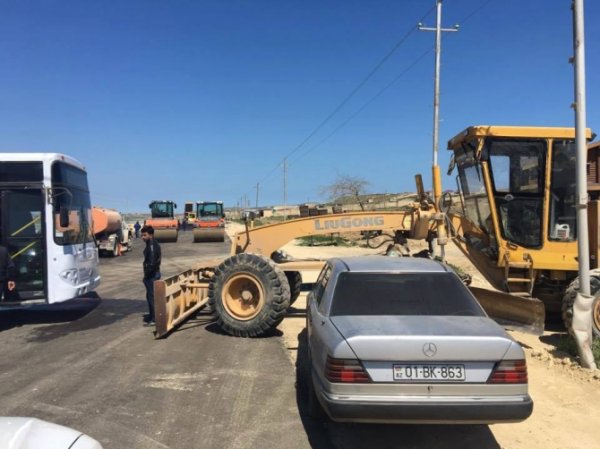 Bakıda sürücü qeyri-adi hərəkəti ilə təmir işini yarımçıq qoydu - FOTO Bakıda sürücü qeyri-adi hərəkəti ilə təmir işini yarımçıq qoydu - FOTO