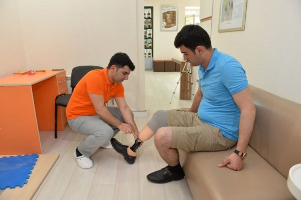 Aprel döyüşlərində yaralanmış hərbçilər Mehriban Əliyevanın təşəbbüsü ilə protezlə təmin olunub-FOTO,VİDEO Aprel döyüşlərində yaralanmış hərbçilər Mehriban Əliyevanın təşəbbüsü ilə protezlə təmin olunub-FOTO,VİDEO