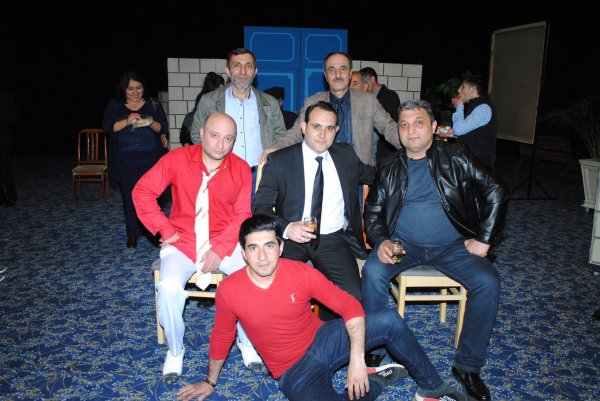Sumqayıt teatrının baş rejissoru Firudin Məhərrəmov: "Tamaşamın bu qədər sevilməyi çəkilən əziyyətin bəhrəsidir" Sumqayıt teatrının baş rejissoru Firudin Məhərrəmov: "Tamaşamın bu qədər sevilməyi çəkilən əziyyətin bəhrəsidir"