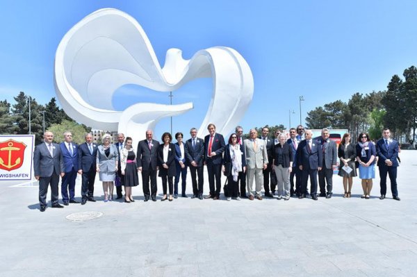 Sumqayıtla Lüdviqshafen arasında dostluq əlaqələrinin 40 illiyi təntənəli şəkildə qeyd olunub – FOTO+VİDEO Sumqayıtla Lüdviqshafen arasında dostluq əlaqələrinin 40 illiyi təntənəli şəkildə qeyd olunub – FOTO+VİDEO