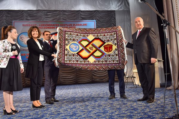 Sumqayıtla Lüdviqshafen arasında dostluq əlaqələrinin 40 illiyi təntənəli şəkildə qeyd olunub – FOTO+VİDEO Sumqayıtla Lüdviqshafen arasında dostluq əlaqələrinin 40 illiyi təntənəli şəkildə qeyd olunub – FOTO+VİDEO