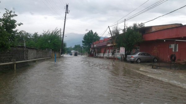 Güclü leysan yağışları Qax rayonunun bir neçə kəndinə zərər vurub