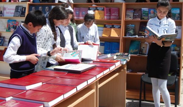 Sumqayıtda kitab bayramında mindən çox nəşr sərgilənib Sumqayıtda kitab bayramında mindən çox nəşr sərgilənib