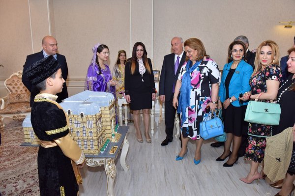 Sumqayıtda ailə modeli ilə bağlı aktual məsələlər müzakirə olunub - FOTO Sumqayıtda ailə modeli ilə bağlı aktual məsələlər müzakirə olunub - FOTO