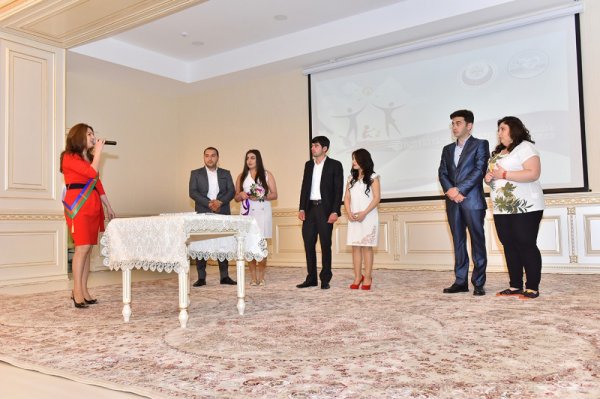 Sumqayıtda ailə modeli ilə bağlı aktual məsələlər müzakirə olunub - FOTO Sumqayıtda ailə modeli ilə bağlı aktual məsələlər müzakirə olunub - FOTO