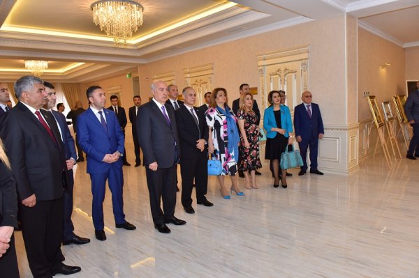 Sumqayıtda ailə modeli ilə bağlı aktual məsələlər müzakirə olunub - FOTO Sumqayıtda ailə modeli ilə bağlı aktual məsələlər müzakirə olunub - FOTO