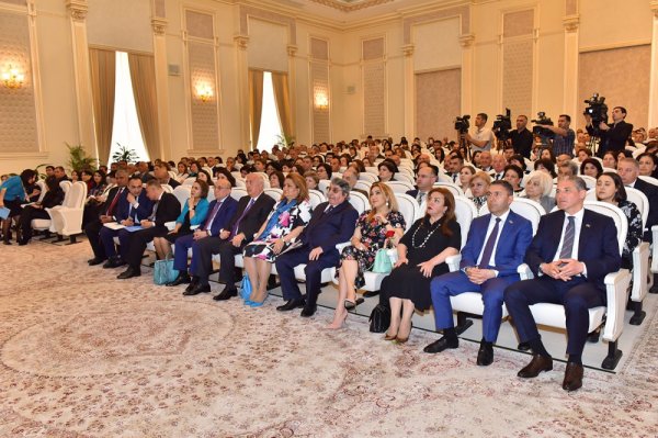 Sumqayıtda ailə modeli ilə bağlı aktual məsələlər müzakirə olunub - FOTO Sumqayıtda ailə modeli ilə bağlı aktual məsələlər müzakirə olunub - FOTO